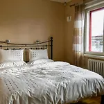 Large, Comfortable, Quiet - Luxury Apartment Minutes From Old Town