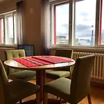 Large, Comfortable, Quiet - Luxury Apartment Minutes From Old Town